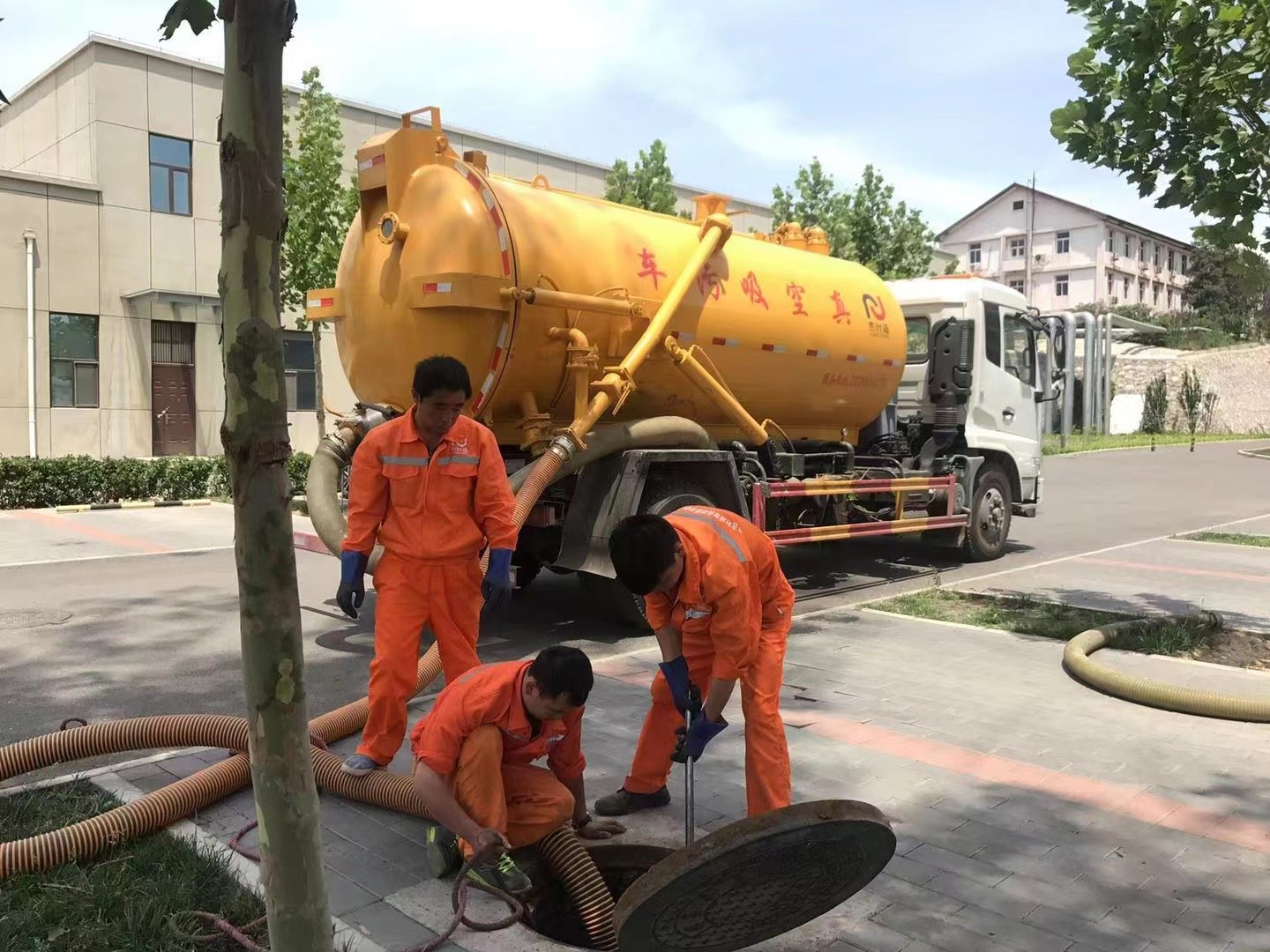 凤冈管道疏通车停在窨井附近