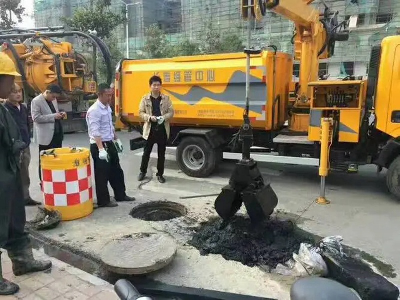 凤冈街道：网格员化身“清道夫”，为民解忧疏通“堵心”化粪池
