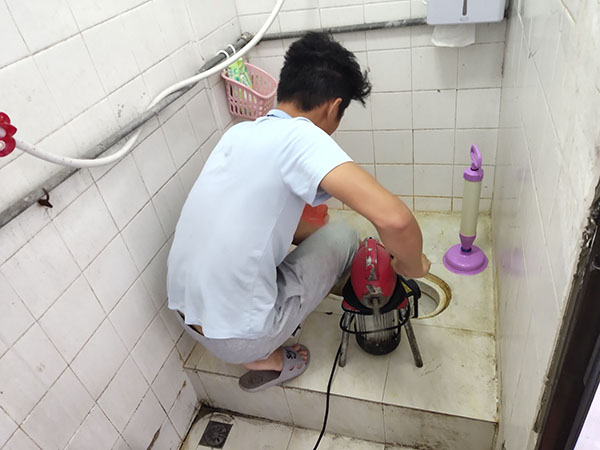 凤冈肥皂掉到马桶里把马桶堵住了怎么办？马桶堵住了怎么办