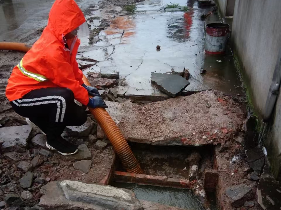 凤冈专业清理污水池 炜誉市政以规范流程守护城市 “肠道”